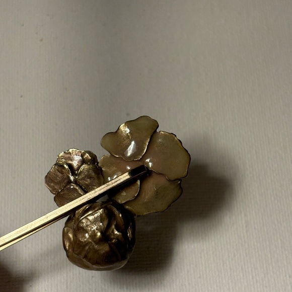 Chanel pair of bobby pins (camelias and pearl) - in original box - Picture 6 of 8